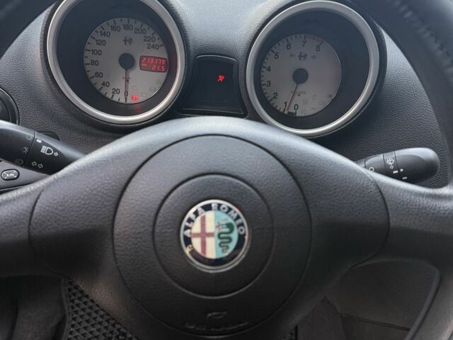 Серый Альфа Ромео 156, объемом двигателя 2 л и пробегом 213 тыс. км за 3600 $, фото 12 на Automoto.ua