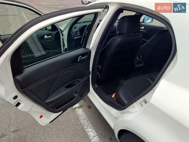 Білий Альфа Ромео 159, об'ємом двигуна 2.2 л та пробігом 125 тис. км за 7500 $, фото 15 на Automoto.ua