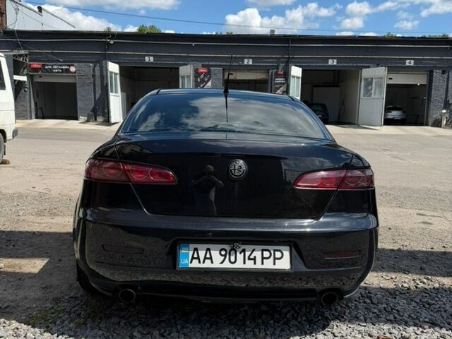 Чорний Альфа Ромео 159, об'ємом двигуна 2.2 л та пробігом 182 тис. км за 5800 $, фото 4 на Automoto.ua
