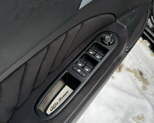 Черный Альфа Ромео 159, объемом двигателя 2.39 л и пробегом 208 тыс. км за 6800 $, фото 6 на Automoto.ua