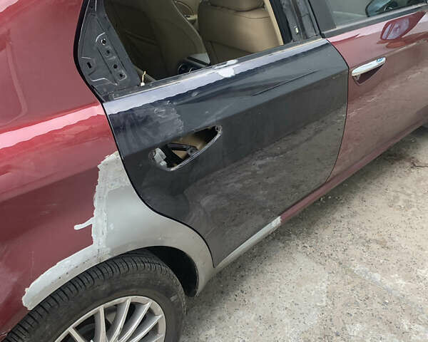 Красный Альфа Ромео 159, объемом двигателя 2.2 л и пробегом 157 тыс. км за 4000 $, фото 16 на Automoto.ua