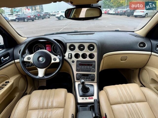 Красный Альфа Ромео 159, объемом двигателя 2.2 л и пробегом 170 тыс. км за 3999 $, фото 82 на Automoto.ua
