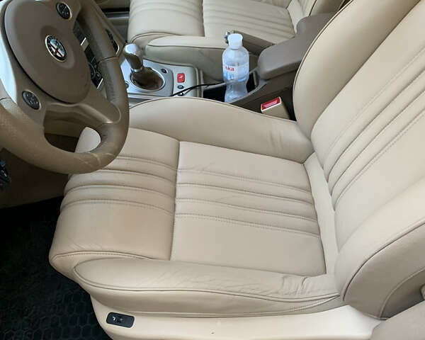 Красный Альфа Ромео 159, объемом двигателя 2.2 л и пробегом 157 тыс. км за 4000 $, фото 7 на Automoto.ua