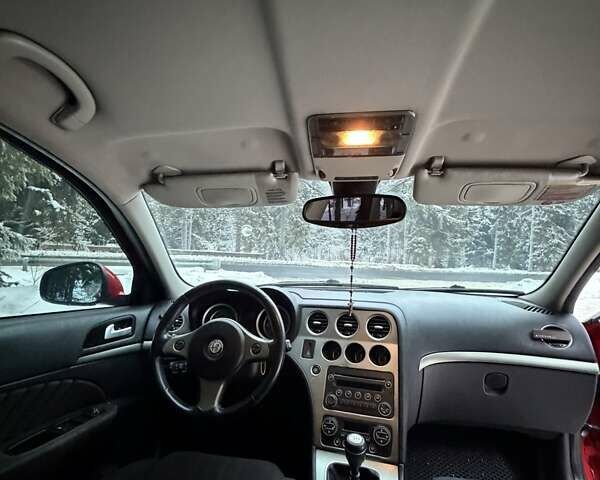 Червоний Альфа Ромео 159, об'ємом двигуна 2.39 л та пробігом 265 тис. км за 8300 $, фото 30 на Automoto.ua