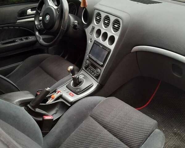 Червоний Альфа Ромео 159, об'ємом двигуна 2.2 л та пробігом 203 тис. км за 4200 $, фото 6 на Automoto.ua