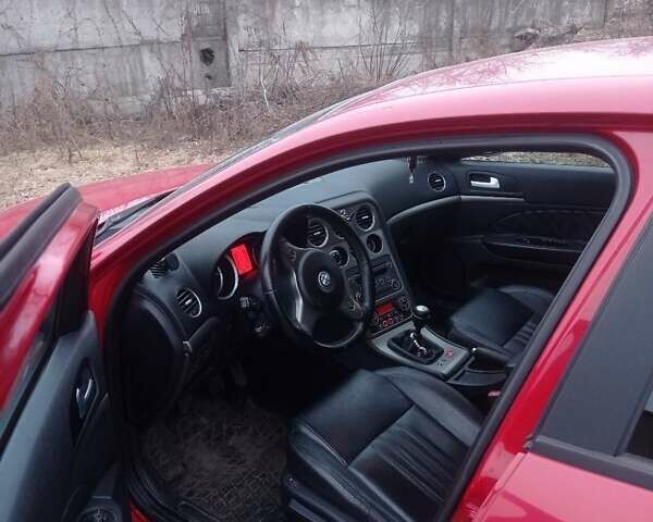 Червоний Альфа Ромео 159, об'ємом двигуна 2.39 л та пробігом 233 тис. км за 7000 $, фото 4 на Automoto.ua
