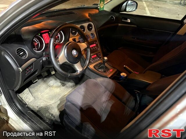 Серый Альфа Ромео 159, объемом двигателя 1.9 л и пробегом 258 тыс. км за 3500 $, фото 5 на Automoto.ua
