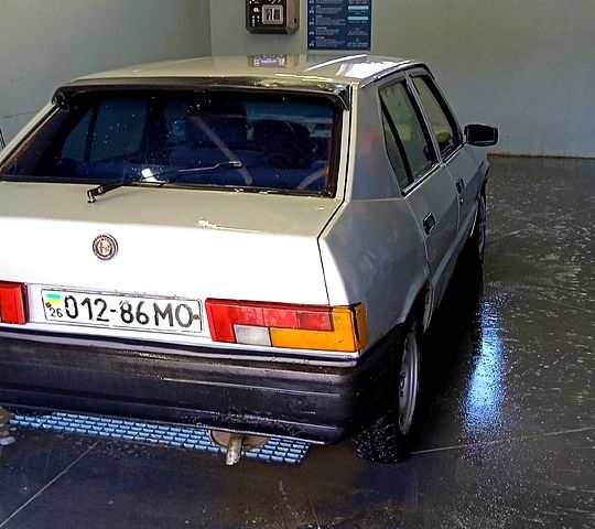 Сірий Альфа Ромео 33, об'ємом двигуна 1.6 л та пробігом 425 тис. км за 800 $, фото 12 на Automoto.ua