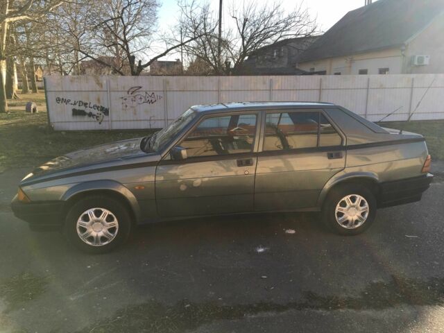 Серый Альфа Ромео 75, объемом двигателя 1.6 л и пробегом 200 тыс. км за 900 $, фото 11 на Automoto.ua