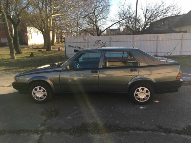 Серый Альфа Ромео 75, объемом двигателя 1.6 л и пробегом 200 тыс. км за 900 $, фото 1 на Automoto.ua