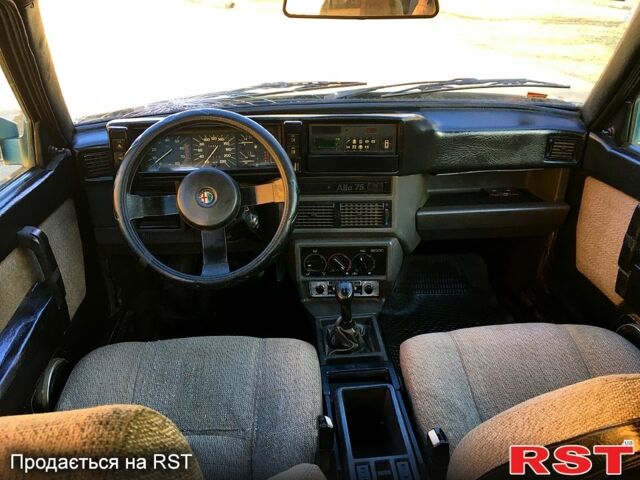 Сірий Альфа Ромео 75, об'ємом двигуна 1.6 л та пробігом 200 тис. км за 800 $, фото 7 на Automoto.ua