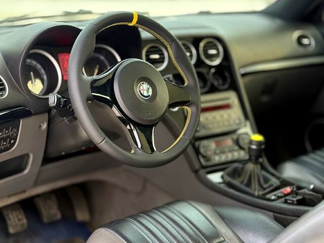 Желтый Альфа Ромео Брера, объемом двигателя 2.4 л и пробегом 18500 тыс. км за 22000 $, фото 8 на Automoto.ua