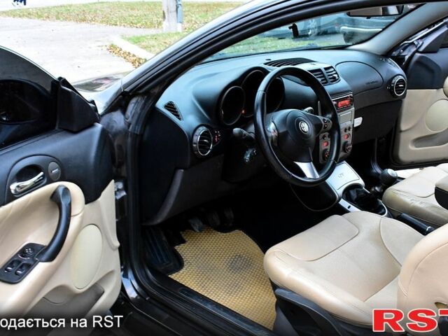 Черный Альфа Ромео ГТ, объемом двигателя 1.9 л и пробегом 227 тыс. км за 4200 $, фото 7 на Automoto.ua