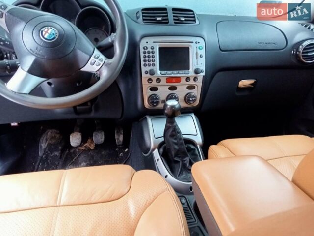 Черный Альфа Ромео ГТ, объемом двигателя 1.9 л и пробегом 255 тыс. км за 4800 $, фото 9 на Automoto.ua