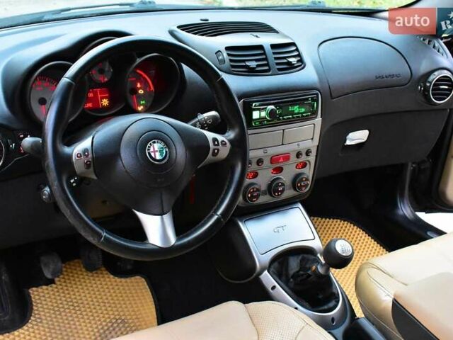 Черный Альфа Ромео ГТ, объемом двигателя 1.9 л и пробегом 227 тыс. км за 4200 $, фото 11 на Automoto.ua