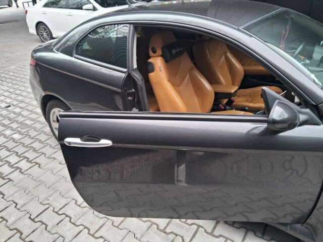 Черный Альфа Ромео ГТ, объемом двигателя 1.9 л и пробегом 298 тыс. км за 4000 $, фото 9 на Automoto.ua