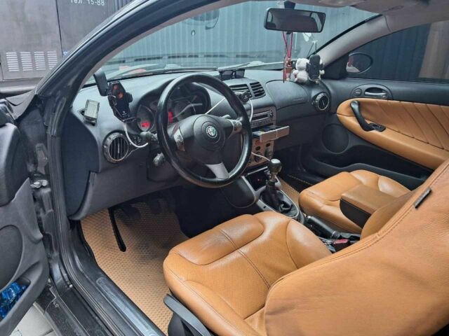 Черный Альфа Ромео ГТ, объемом двигателя 1.9 л и пробегом 298 тыс. км за 4000 $, фото 7 на Automoto.ua