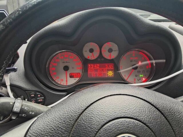 Черный Альфа Ромео ГТ, объемом двигателя 1.9 л и пробегом 298 тыс. км за 4000 $, фото 5 на Automoto.ua