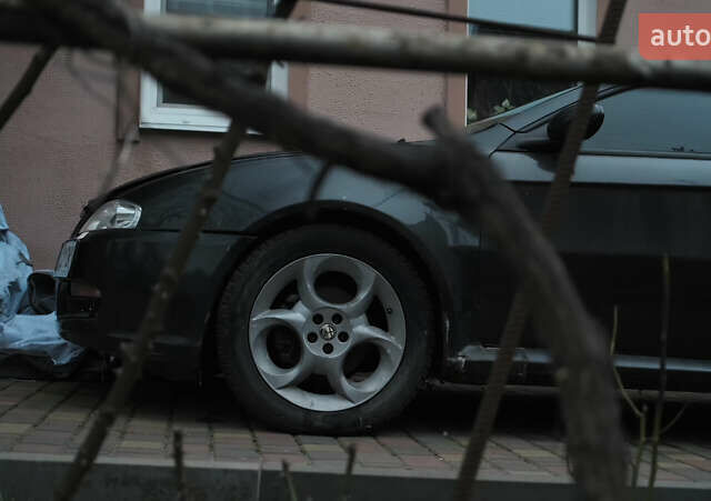 Черный Альфа Ромео ГТ, объемом двигателя 1.97 л и пробегом 120 тыс. км за 3500 $, фото 2 на Automoto.ua