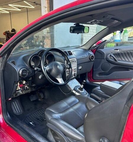 Красный Альфа Ромео ГТ, объемом двигателя 1.97 л и пробегом 133 тыс. км за 3200 $, фото 4 на Automoto.ua