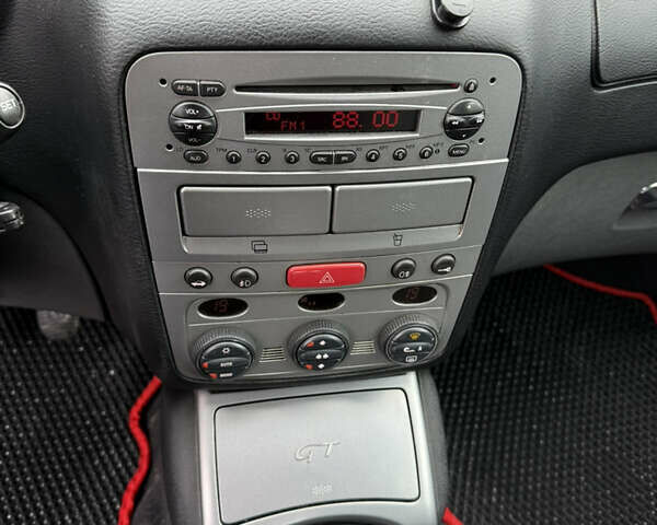 Сірий Альфа Ромео GT, об'ємом двигуна 1.97 л та пробігом 195 тис. км за 4600 $, фото 7 на Automoto.ua