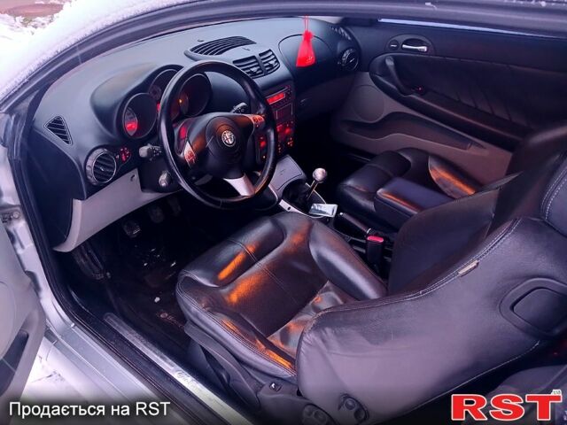 Сірий Альфа Ромео GT, об'ємом двигуна 2 л та пробігом 150 тис. км за 3999 $, фото 6 на Automoto.ua