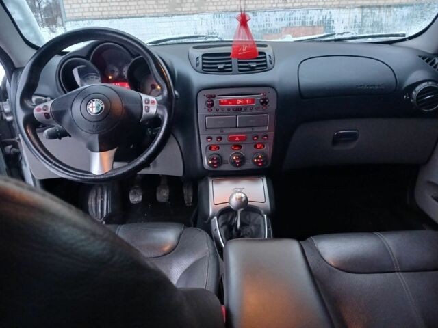 Серый Альфа Ромео ГТ, объемом двигателя 2 л и пробегом 190 тыс. км за 3600 $, фото 7 на Automoto.ua