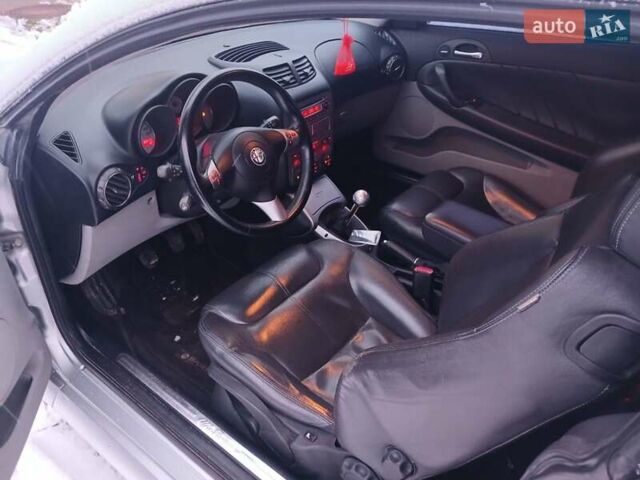 Сірий Альфа Ромео GT, об'ємом двигуна 1.97 л та пробігом 190 тис. км за 3600 $, фото 5 на Automoto.ua