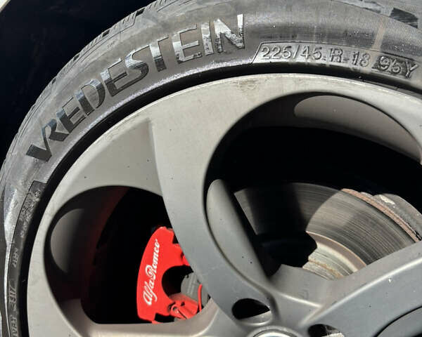 Белый Альфа Ромео Джулия, объемом двигателя 2.14 л и пробегом 182 тыс. км за 19900 $, фото 5 на Automoto.ua