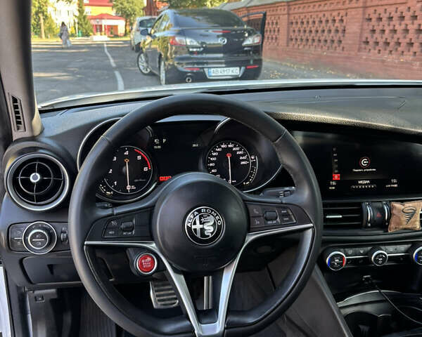 Белый Альфа Ромео Джулия, объемом двигателя 2.14 л и пробегом 182 тыс. км за 19900 $, фото 11 на Automoto.ua