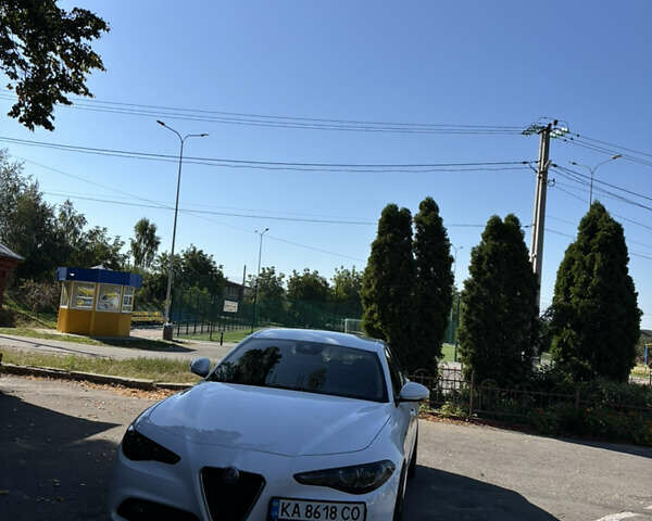 Белый Альфа Ромео Джулия, объемом двигателя 2.14 л и пробегом 182 тыс. км за 19900 $, фото 1 на Automoto.ua