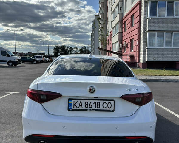 Білий Альфа Ромео Джулія, об'ємом двигуна 2.14 л та пробігом 178 тис. км за 21300 $, фото 6 на Automoto.ua