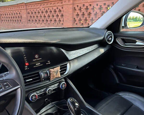 Белый Альфа Ромео Джулия, объемом двигателя 2.14 л и пробегом 182 тыс. км за 19900 $, фото 12 на Automoto.ua