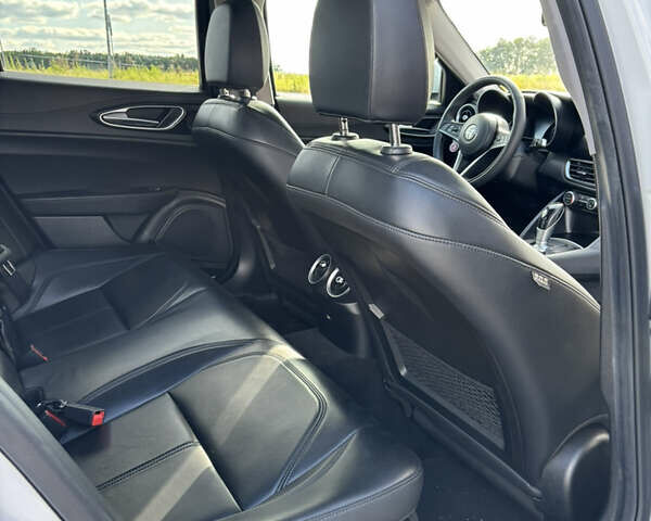 Белый Альфа Ромео Джулия, объемом двигателя 2.14 л и пробегом 182 тыс. км за 19900 $, фото 17 на Automoto.ua