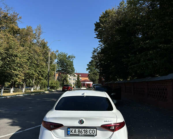 Белый Альфа Ромео Джулия, объемом двигателя 2.14 л и пробегом 182 тыс. км за 19900 $, фото 8 на Automoto.ua