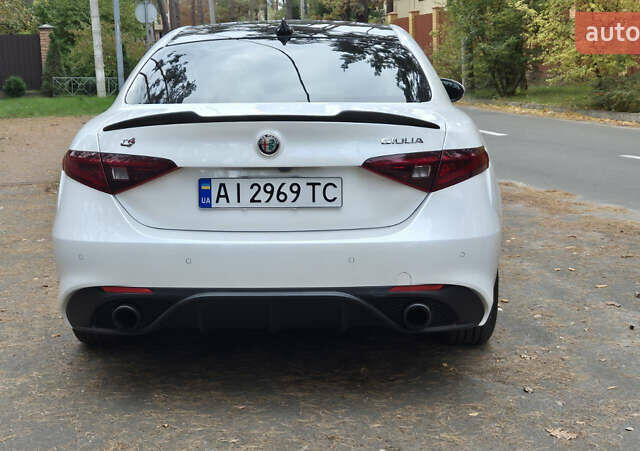 Белый Альфа Ромео Джулия, объемом двигателя 2 л и пробегом 74 тыс. км за 19400 $, фото 5 на Automoto.ua