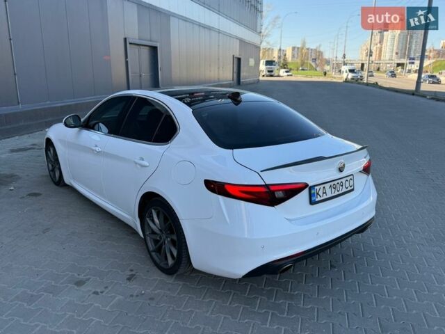 Белый Альфа Ромео Джулия, объемом двигателя 2 л и пробегом 103 тыс. км за 16900 $, фото 5 на Automoto.ua