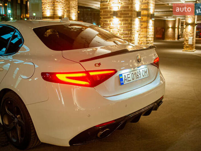 Белый Альфа Ромео Джулия, объемом двигателя 2 л и пробегом 115 тыс. км за 20500 $, фото 4 на Automoto.ua