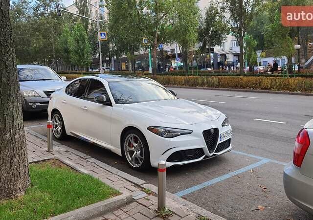 Белый Альфа Ромео Джулия, объемом двигателя 2 л и пробегом 82 тыс. км за 25600 $, фото 27 на Automoto.ua