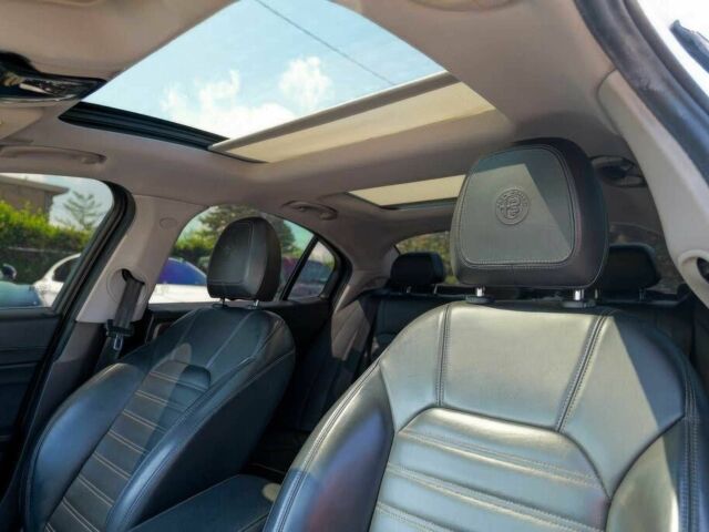 Белый Альфа Ромео Джулия, объемом двигателя 2 л и пробегом 64 тыс. км за 11000 $, фото 10 на Automoto.ua