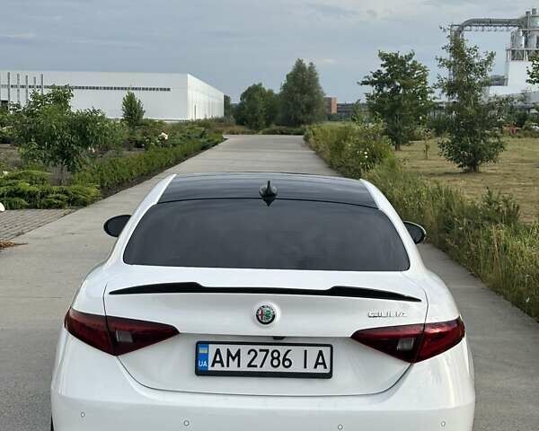 Белый Альфа Ромео Джулия, объемом двигателя 2 л и пробегом 146 тыс. км за 19700 $, фото 16 на Automoto.ua