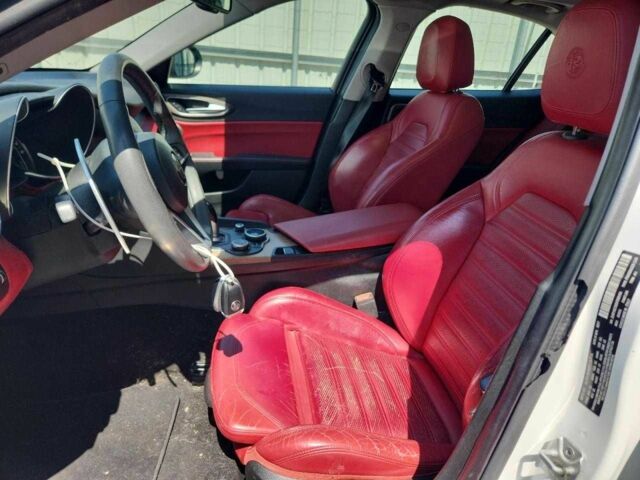 Білий Альфа Ромео Джулія, об'ємом двигуна 2 л та пробігом 95 тис. км за 3800 $, фото 6 на Automoto.ua