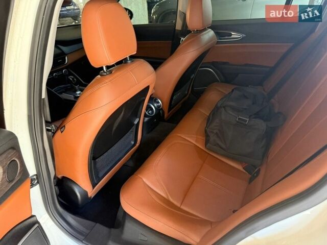 Білий Альфа Ромео Джулія, об'ємом двигуна 2 л та пробігом 87 тис. км за 20500 $, фото 5 на Automoto.ua