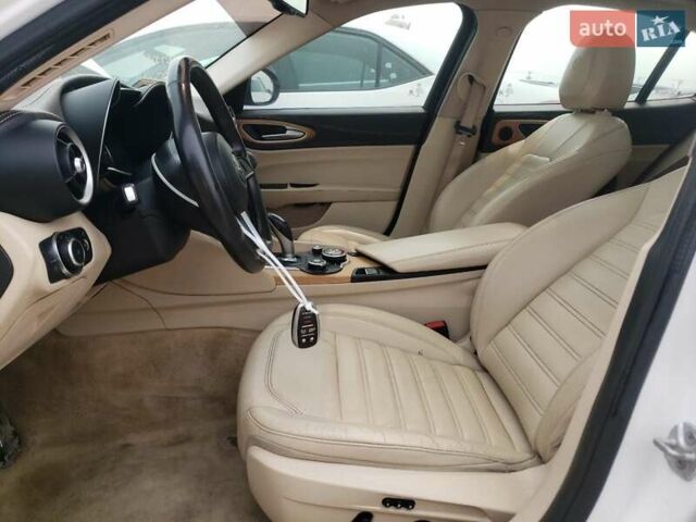 Белый Альфа Ромео Джулия, объемом двигателя 2 л и пробегом 58 тыс. км за 5200 $, фото 6 на Automoto.ua