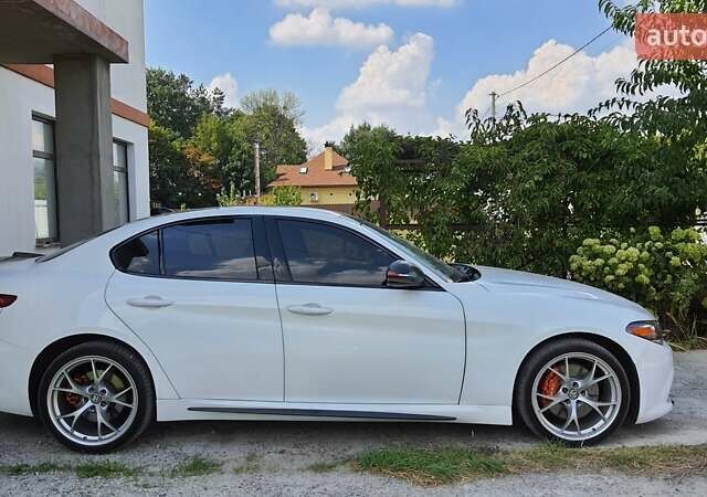 Белый Альфа Ромео Джулия, объемом двигателя 2 л и пробегом 82 тыс. км за 25600 $, фото 25 на Automoto.ua