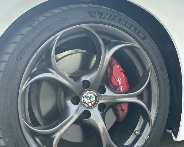 Белый Альфа Ромео Джулия, объемом двигателя 2 л и пробегом 146 тыс. км за 19700 $, фото 1 на Automoto.ua