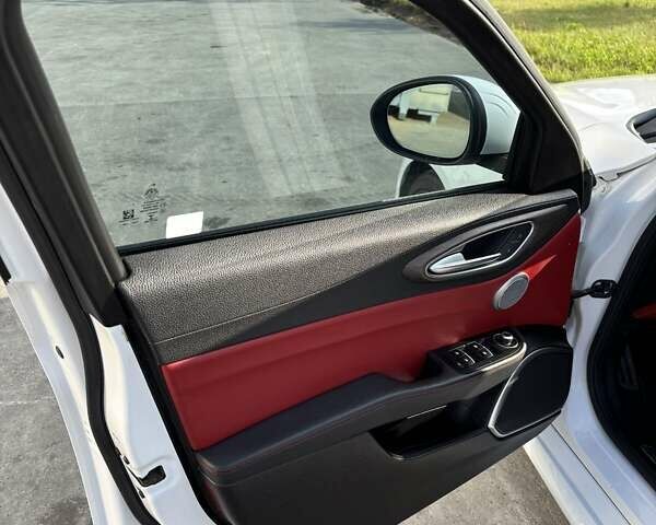 Белый Альфа Ромео Джулия, объемом двигателя 2 л и пробегом 146 тыс. км за 19700 $, фото 7 на Automoto.ua