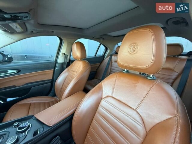 Белый Альфа Ромео Джулия, объемом двигателя 2 л и пробегом 103 тыс. км за 16900 $, фото 12 на Automoto.ua