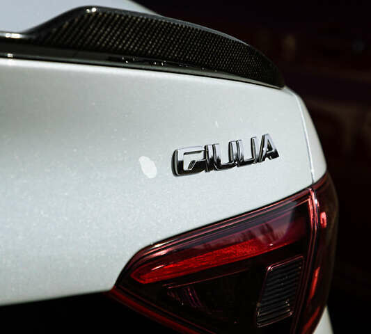 Белый Альфа Ромео Джулия, объемом двигателя 2 л и пробегом 115 тыс. км за 20500 $, фото 7 на Automoto.ua