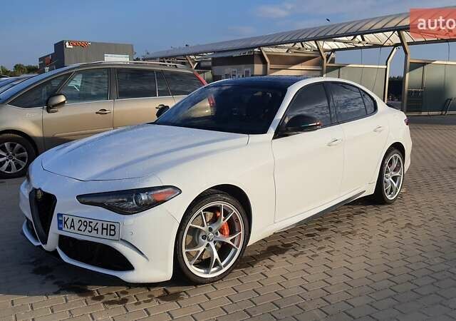 Белый Альфа Ромео Джулия, объемом двигателя 2 л и пробегом 82 тыс. км за 25600 $, фото 2 на Automoto.ua